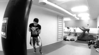 preview picture of video 'Neida, det e berre Lars som trener litt boksebag. Kickboxing.'