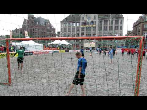 Finaledag Open NK Holland Beachsoccer 2012: Penaltyreeks Het Bierteam - FC Buiten Adem