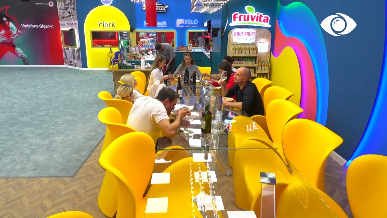 Kiara i ndan makarona nga pjata e vet Oltës