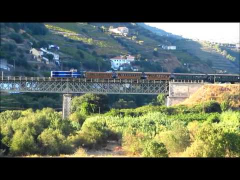 CP 1424 com comboio histórico - Régua
