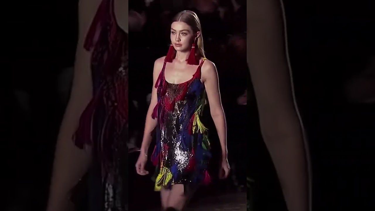 #gigihadid best walk for Versace💜#runway #fashion #shortsviral #feed #foryou #ytshorts #edits
