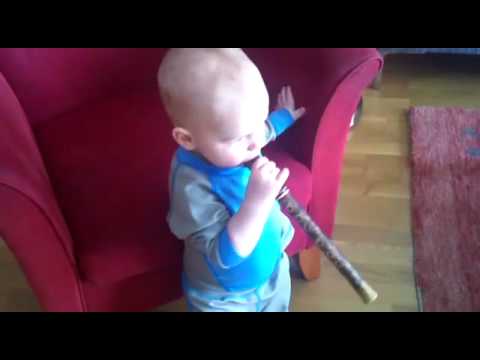 Gustav spelar blockflöjt