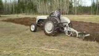 preview picture of video '2N Ford plowing'
