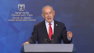 דברי ראש הממשלה בנימין נתניהו במסיבת עיתונאים עם מתאם השו"ן גל הירש (עדכוני משרד ראש הממשלה) - התמונה מוצגת ישירות מתוך אתר האינטרנט יוטיוב. זכויות היוצרים בתמונה שייכות ליוצרה. קישור קרדיט למקור התוכן נמצא בתוך דף הסרטון