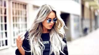 Eves Karydas – Couch