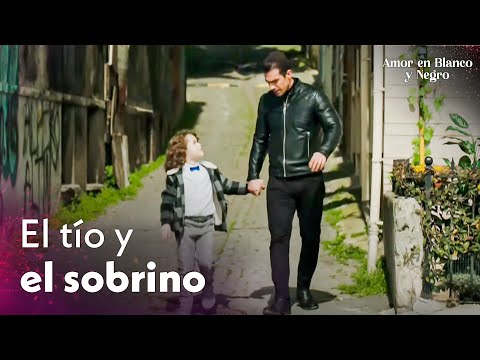 Ferhat va con Özgür para comprar regalo por el cumpleaños - Amor en Blanco y Negro | Siyah Beyaz Aşk