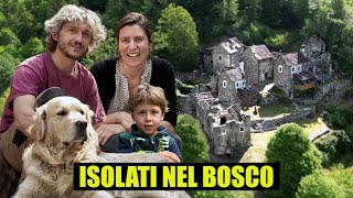 La famiglia che vive in un borgo abbandonato nel bosco