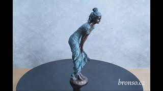 Žena v dlouhých šatech – bronzová soška ve stylu Art Deco