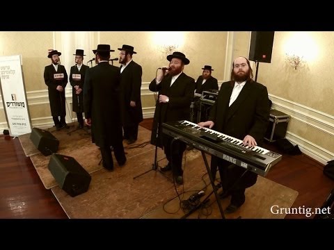 Tzaly Gold & Meshorerim Choir Sing At Dinner