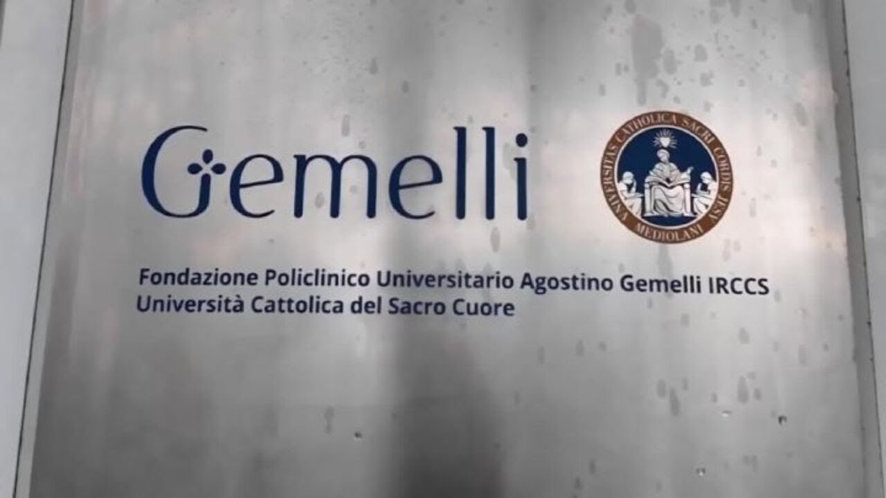 La Befana della Polizia di Stato arriva in Lamborghini all'ospedale Gemelli a Roma