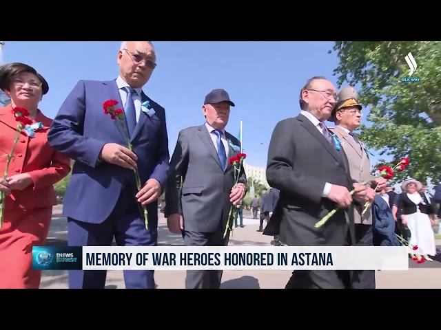 Астанада қозоғистонлик қаҳрамонлар ёдгорликларига гулчамбарлар қўйилди