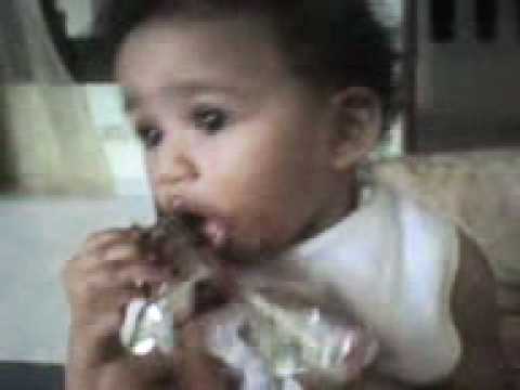 la hija rober come chocolate