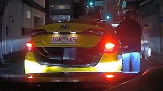 不愧是垃圾黃，能一次讓兩台車爆氣（開聲音）