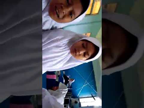 Santri SD Nature Islam belajar ngupas buah Salak.