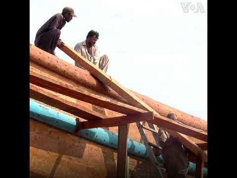 Làng đóng thuyền gỗ truyền thống ở Pakistan (VOA)