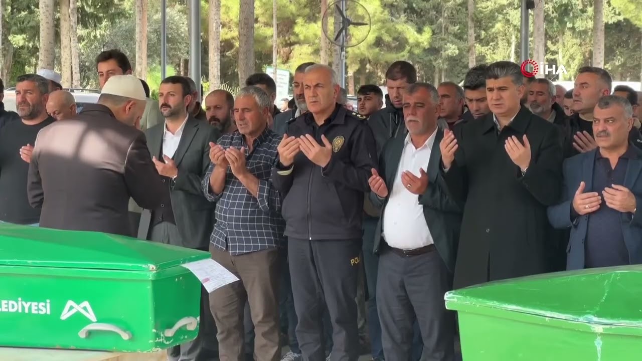 Mersin'deki kazadan acı hikaye: İkizleri ölüm ayırdı, 3 cenaze yan yana defnedildi