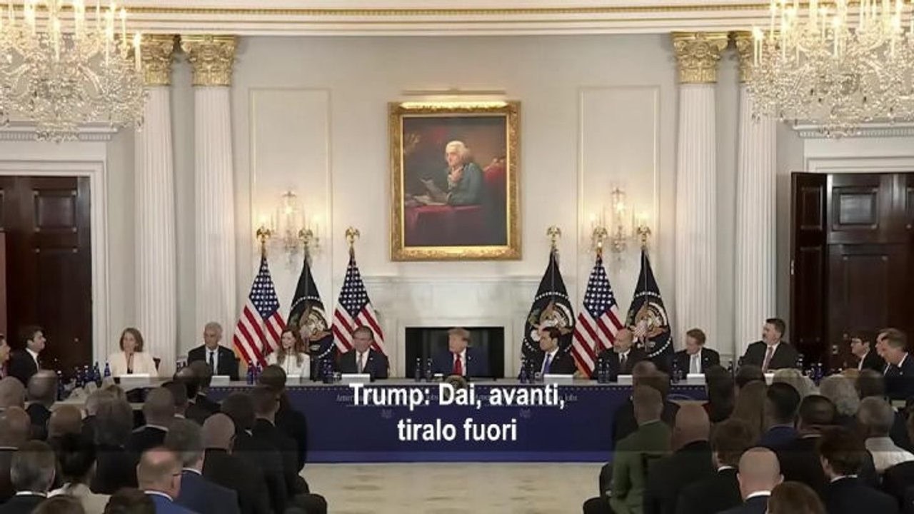 Tavolo rotonda minatori Usa, Trump riceve dell'oro: Molto prezioso, la gente non lo sa