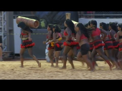 Conheça as índigenas que correm com toras de 80 kg nas costas