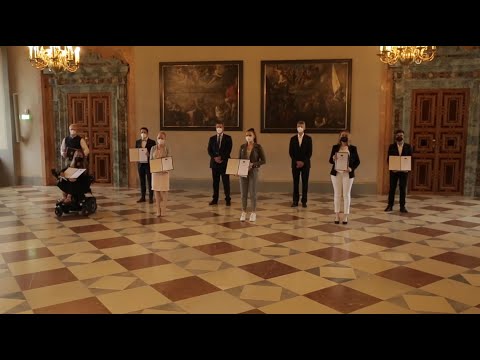 Ehrung von Schulabsolventinnen und Schulabsolventen - Bayern