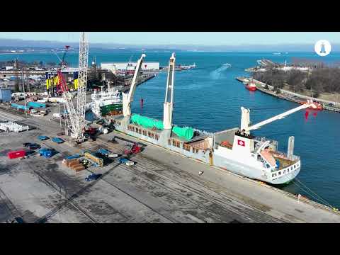 Elements of Orlen's new installation arrive at the Port of Gdańsk and continue along the Vistula