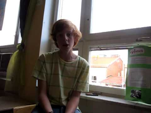 Simon härmar Maria Montazami