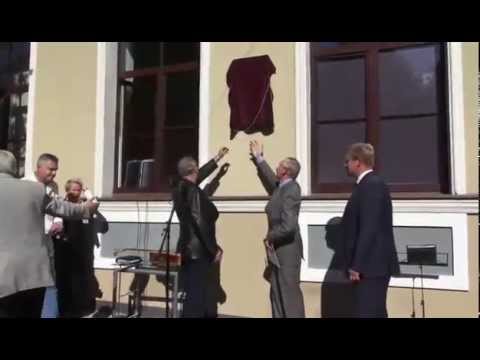 MIX TV: У Балтийской международной академии установлен барельеф Высоцкому.