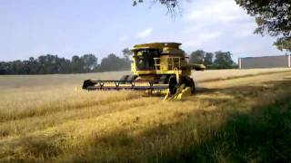preview picture of video 'Combining wheat in Union Mills, Indiana'