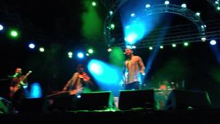 Mashrou' Leila "Skandar Maalouf" Live Dum Tak 2013 HD Dumtak مشروع ليلى - دم تك