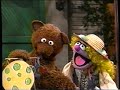 Sesame Street 3711 Baby Bear And Goldilocks Make A Mobile