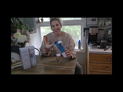 Favorite features of this travel-friendly water bottle for pets on the go