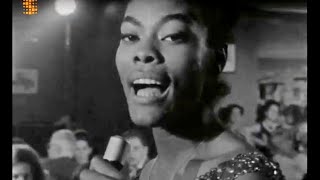 Dionne Warwick &#39;Walk On By&#39; really live in 1964. Impeccable!