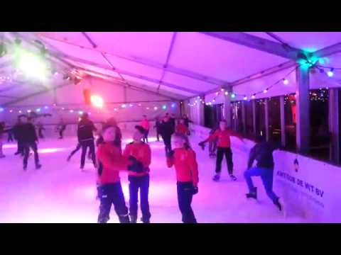 Rood Wit V D1 aan het schaatsen