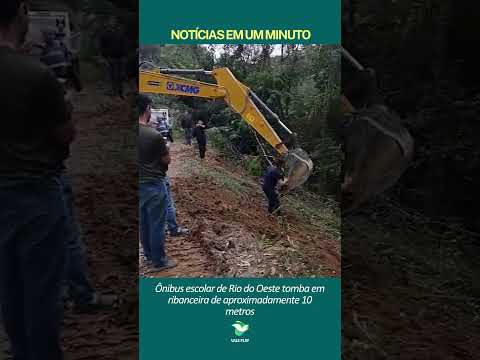Rio do Oeste: Ônibus escolar com 10 crianças tomba em ribanceira de 10 metros