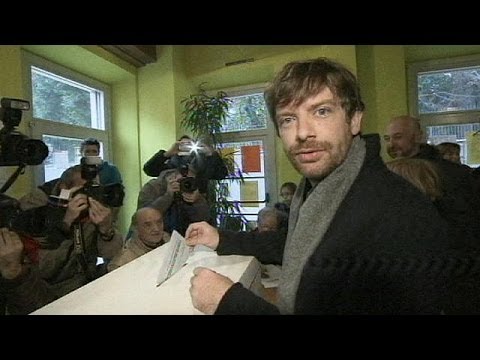 Renzi vince le primarie Pd: "sconfitti i teorici dell'inciucio"