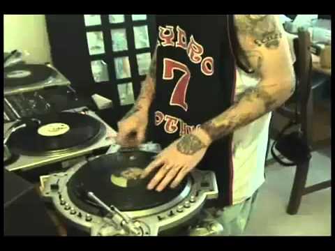 Sid Wilson playing turntables #2