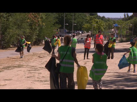 Vecinos de Alameda de Osuna salen a limpiar las calles
