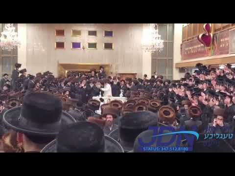 Satmar Rebbe dances with viznitz Montreal Rebbe at his einkel's wedding