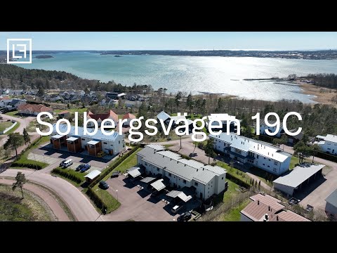 Välplanerad radhuslägenhet i två plan med fantastiskt utsikt från balkongen i väster!