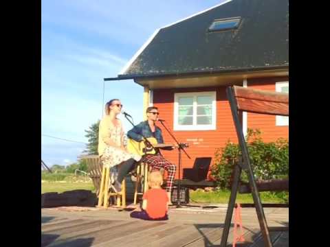 Kristel Aaslaid ja Taavi Paomets akustilise kontserdiga Muhu Veinitalu terrassil