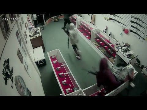 VIDEO: Smash-and-grab burglary at gun store