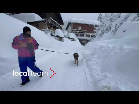 Abetone sommerso dalla neve: più di due metri, camminata