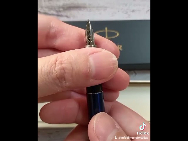 Vídeo relacionado con Parker Jotter XL bolígrafo | acero inoxidable monochrome | punta mediana | tinta azul | en estuche de regalo