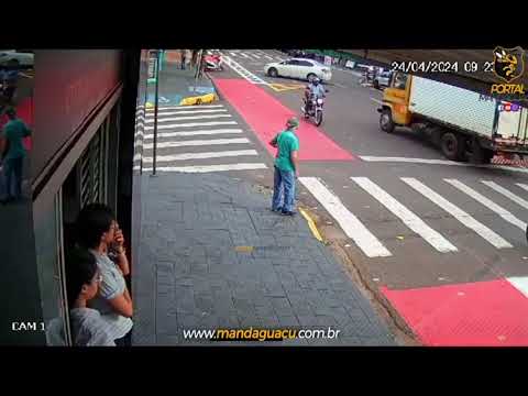 Caminhão Carregado de Placas Solares Causa Acidente no Centro de Mandaguaçu