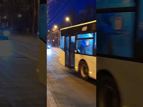 Autobu,ele mbc #4484(102) și #4172(253)îndreptându-se spre stația bd Basarabia