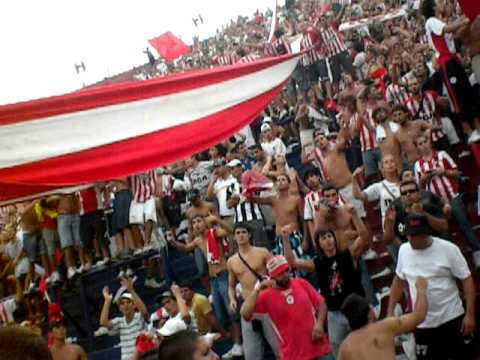 "En todas las canchas siempre para adelante | San Lorenzo 1- Estudiantes 1" Barra: Los Leales • Club: Estudiantes de La Plata • País: Argentina