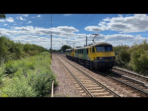 Freightliner’s 90049 and 90041 shoot through Stowmarket working 0Z90 29/7/20