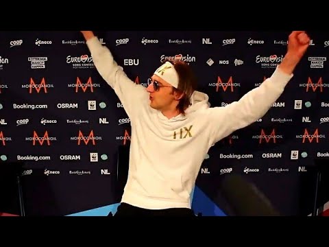 TIX sings Efendi's "Mata Hari" LIVE from the Press Room | Eurovision 2021