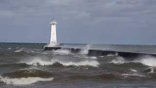 preview picture of video 'Sodus Bay Lighthouse in heavy winds'
