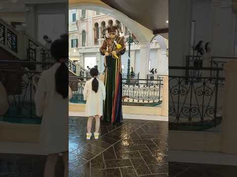 Giant making Balloons