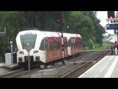 Dubbele Arriva GTW vertrekt in Zuidhorn richting van Buitenpost